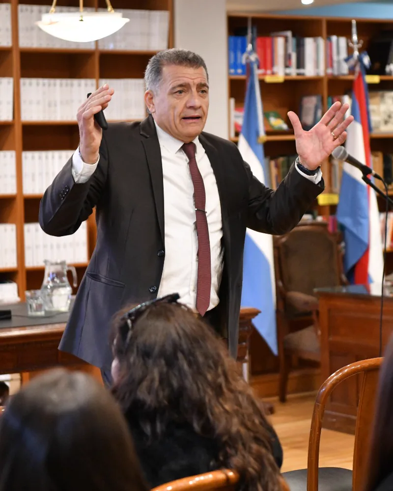 Héctor Horacio Vitali durante una disertación